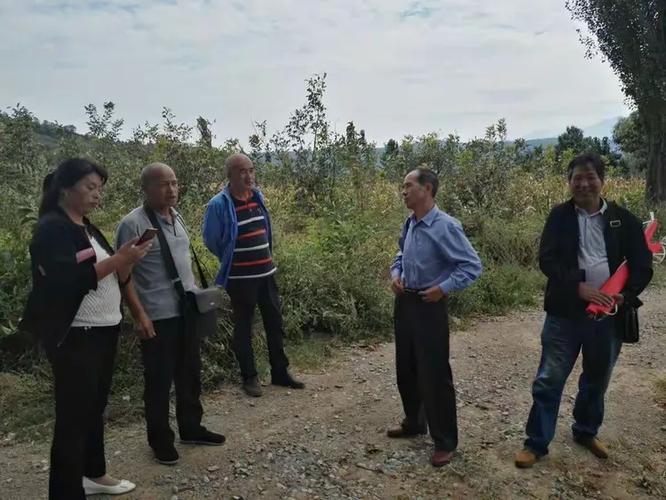 臨潼區(qū)農(nóng)林局農(nóng)民科技教育培訓(xùn)中心深入貧困村開展現(xiàn)場(chǎng)指導(dǎo)技術(shù)服務(wù)