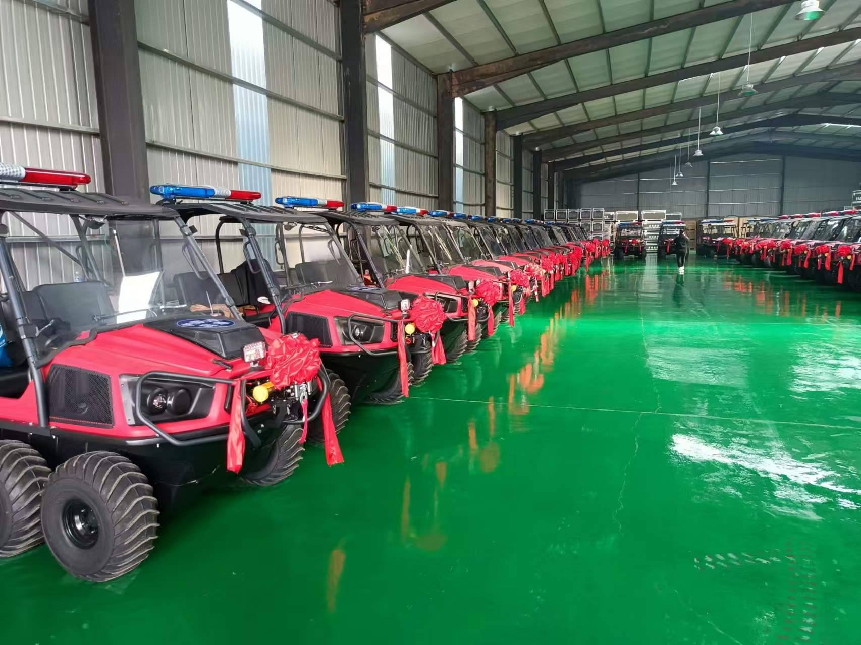 祝賀！河北五星“國債資金應(yīng)急救援能力提升工程項目”中標(biāo)的55輛“水陸兩棲車”列隊完畢，準(zhǔn)備發(fā)貨！